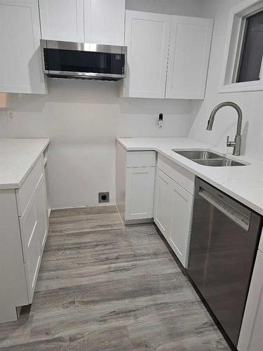 9-801 6 Street, Canmore, AB - Indoor Photo Showing Kitchen With Double Sink