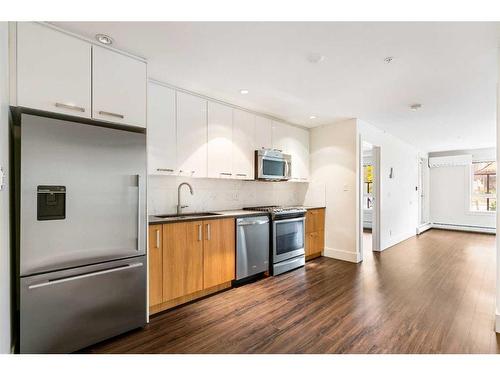 128-510 Edmonton Trail Ne, Calgary, AB - Indoor Photo Showing Kitchen With Stainless Steel Kitchen