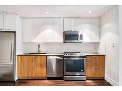 128-510 Edmonton Trail Ne, Calgary, AB - Indoor Photo Showing Kitchen With Stainless Steel Kitchen