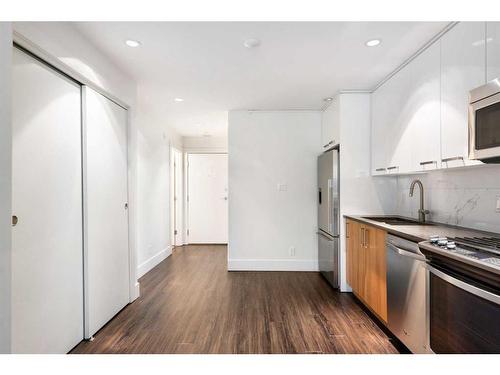 128-510 Edmonton Trail Ne, Calgary, AB - Indoor Photo Showing Kitchen With Stainless Steel Kitchen