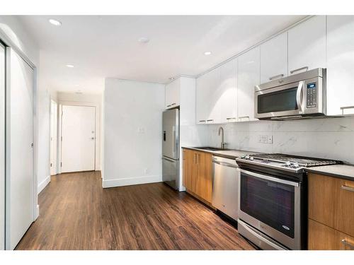 128-510 Edmonton Trail Ne, Calgary, AB - Indoor Photo Showing Kitchen With Stainless Steel Kitchen