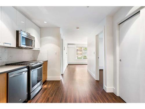 128-510 Edmonton Trail Ne, Calgary, AB - Indoor Photo Showing Kitchen