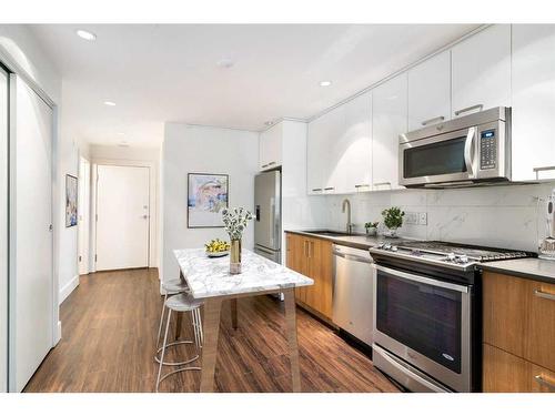 128-510 Edmonton Trail Ne, Calgary, AB - Indoor Photo Showing Kitchen With Stainless Steel Kitchen