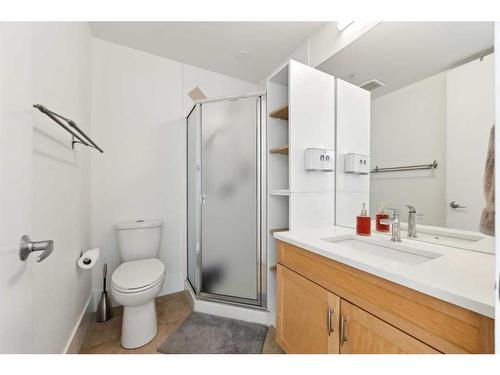 808-205 Riverfront Avenue Sw, Calgary, AB - Indoor Photo Showing Bathroom