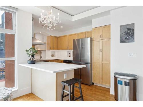 808-205 Riverfront Avenue Sw, Calgary, AB - Indoor Photo Showing Kitchen