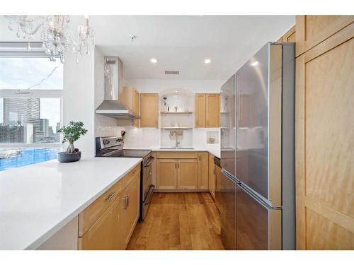 808-205 Riverfront Avenue Sw, Calgary, AB - Indoor Photo Showing Kitchen