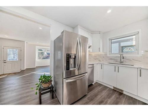 908 Riverbend Drive Se, Calgary, AB - Indoor Photo Showing Kitchen