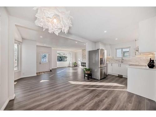 908 Riverbend Drive Se, Calgary, AB - Indoor Photo Showing Kitchen