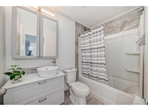 908 Riverbend Drive Se, Calgary, AB - Indoor Photo Showing Bathroom