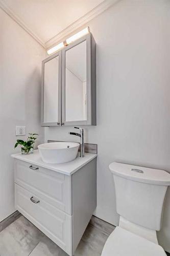 908 Riverbend Drive Se, Calgary, AB - Indoor Photo Showing Bathroom