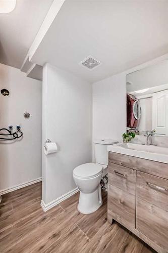 908 Riverbend Drive Se, Calgary, AB - Indoor Photo Showing Bathroom