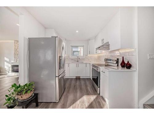 908 Riverbend Drive Se, Calgary, AB - Indoor Photo Showing Kitchen