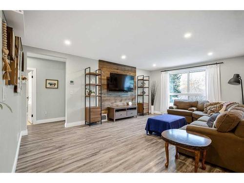 664 Royalite Way Se, Diamond Valley, AB - Indoor Photo Showing Living Room