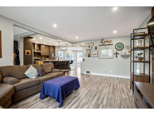 664 Royalite Way Se, Diamond Valley, AB - Indoor Photo Showing Living Room