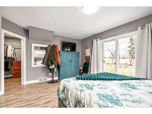 664 Royalite Way Se, Diamond Valley, AB - Indoor Photo Showing Bedroom