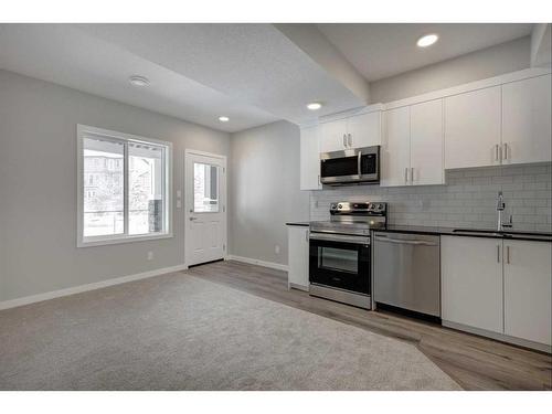 199 Silver Spruce Grove Sw, Calgary, AB - Indoor Photo Showing Kitchen