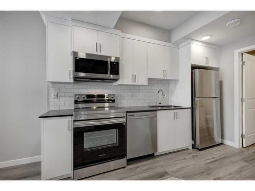 199 Silver Spruce Grove Sw, Calgary, AB - Indoor Photo Showing Kitchen