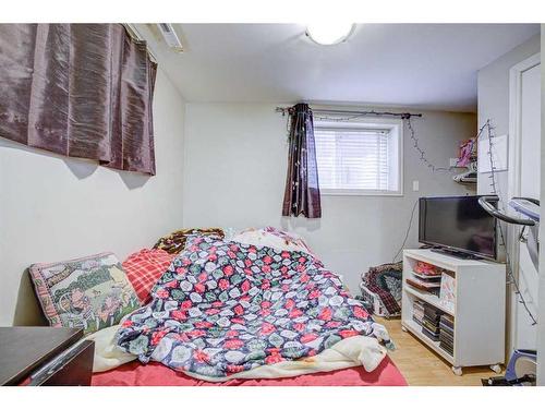 1011 Abbeydale Drive Ne, Calgary, AB - Indoor Photo Showing Bedroom