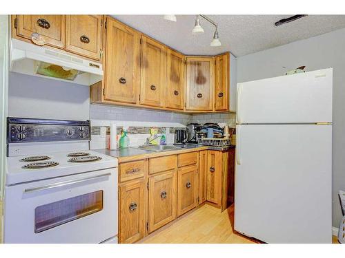 1011 Abbeydale Drive Ne, Calgary, AB - Indoor Photo Showing Kitchen