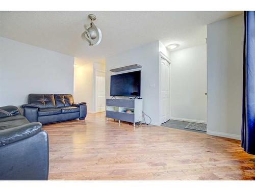 1011 Abbeydale Drive Ne, Calgary, AB - Indoor Photo Showing Living Room