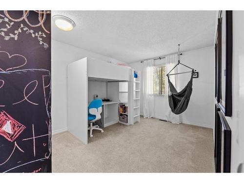 3 Stranraer Place Sw, Calgary, AB - Indoor Photo Showing Living Room