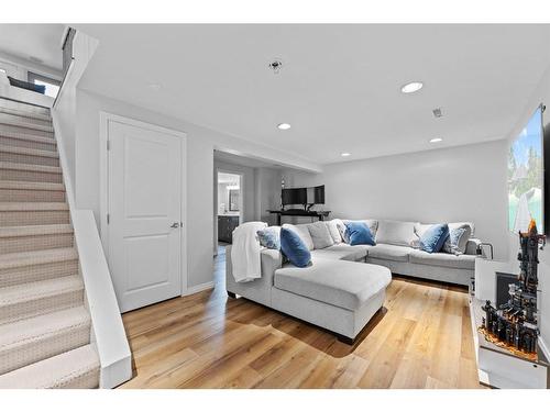 3 Stranraer Place Sw, Calgary, AB - Indoor Photo Showing Living Room