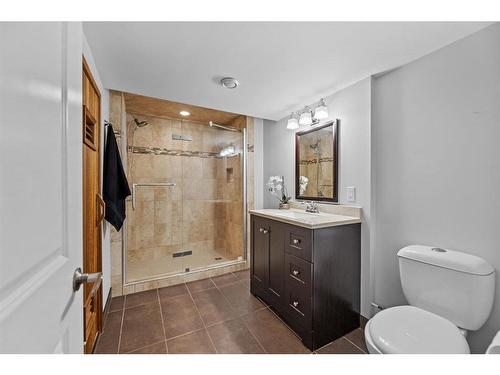 3 Stranraer Place Sw, Calgary, AB - Indoor Photo Showing Bathroom