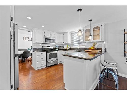 3 Stranraer Place Sw, Calgary, AB - Indoor Photo Showing Kitchen With Upgraded Kitchen