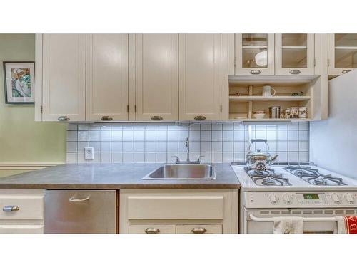 2-904 Memorial Drive Nw, Calgary, AB - Indoor Photo Showing Kitchen