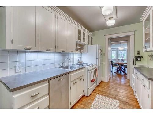 2-904 Memorial Drive Nw, Calgary, AB - Indoor Photo Showing Kitchen