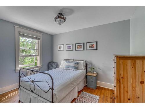 2-904 Memorial Drive Nw, Calgary, AB - Indoor Photo Showing Bedroom