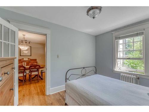 2-904 Memorial Drive Nw, Calgary, AB - Indoor Photo Showing Bedroom