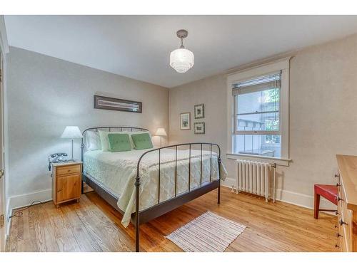 2-904 Memorial Drive Nw, Calgary, AB - Indoor Photo Showing Bedroom