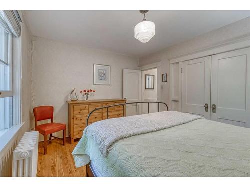 2-904 Memorial Drive Nw, Calgary, AB - Indoor Photo Showing Bedroom