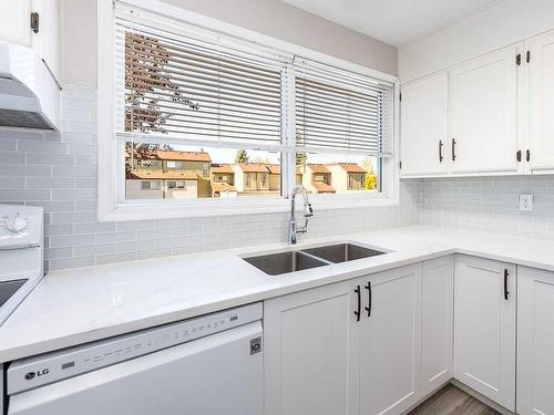 403-5660 23 Avenue Ne, Calgary, AB - Indoor Photo Showing Kitchen With Double Sink