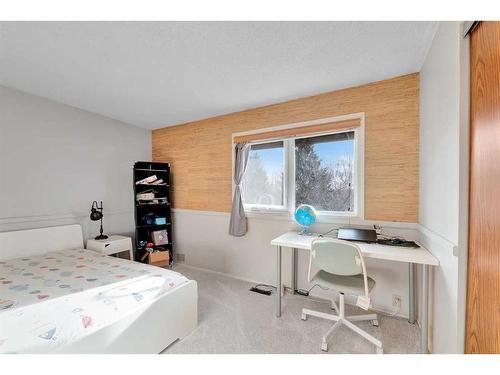 430 Cannington Close Sw, Calgary, AB - Indoor Photo Showing Bedroom