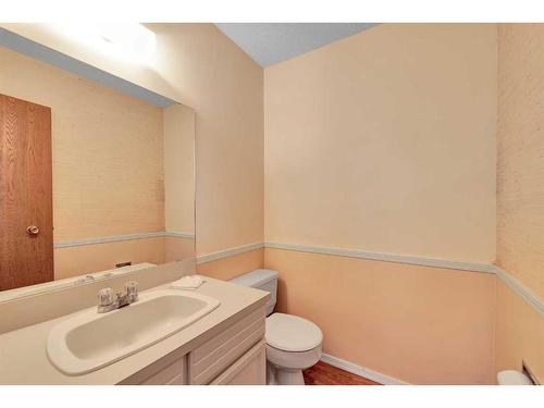 430 Cannington Close Sw, Calgary, AB - Indoor Photo Showing Bathroom