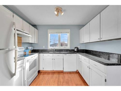 430 Cannington Close Sw, Calgary, AB - Indoor Photo Showing Kitchen