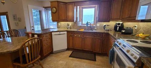 12 Mapleridge Estates, Strathmore, AB - Indoor Photo Showing Kitchen