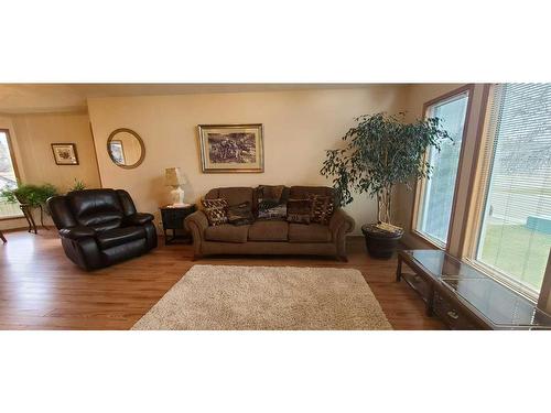 12 Mapleridge Estates, Strathmore, AB - Indoor Photo Showing Living Room