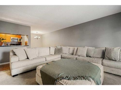 215-790 Kingsmere Crescent Sw, Calgary, AB - Indoor Photo Showing Living Room