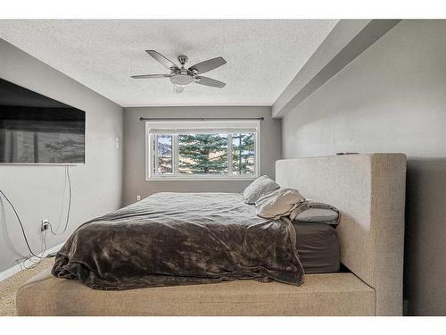 215-790 Kingsmere Crescent Sw, Calgary, AB - Indoor Photo Showing Bedroom