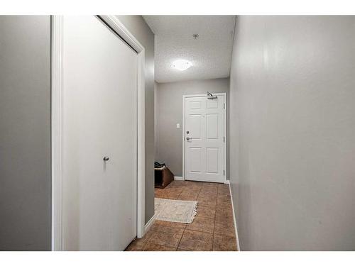 215-790 Kingsmere Crescent Sw, Calgary, AB - Indoor Photo Showing Other Room