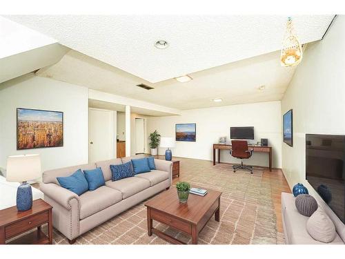 6832 37 Avenue Ne, Calgary, AB - Indoor Photo Showing Living Room