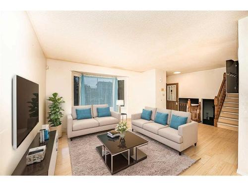 6832 37 Avenue Ne, Calgary, AB - Indoor Photo Showing Living Room