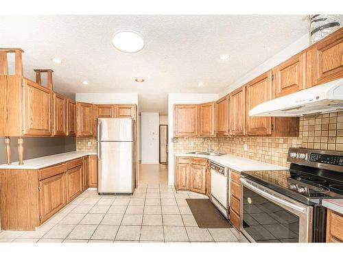 6832 37 Avenue Ne, Calgary, AB - Indoor Photo Showing Kitchen