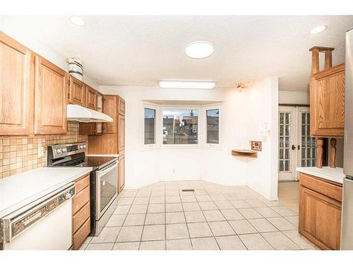 6832 37 Avenue Ne, Calgary, AB - Indoor Photo Showing Kitchen