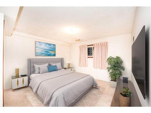 6832 37 Avenue Ne, Calgary, AB - Indoor Photo Showing Bedroom