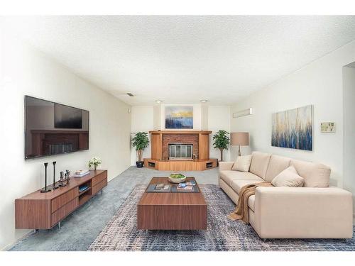 6832 37 Avenue Ne, Calgary, AB - Indoor Photo Showing Living Room