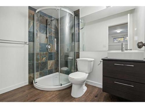 7 Shawmeadows Bay Sw, Calgary, AB - Indoor Photo Showing Bathroom